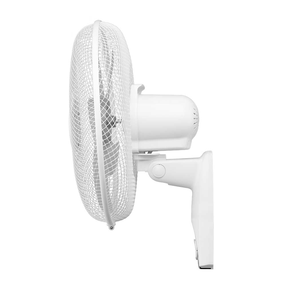Ventilatore bianco a parete, vista laterale. Pale e griglia protettiva visibili. Sfondo bianco.