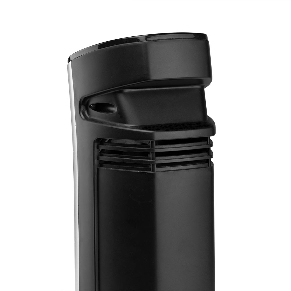 Primer plano de un ventilador negro, que muestra las rejillas de ventilación y los detalles del diseño.