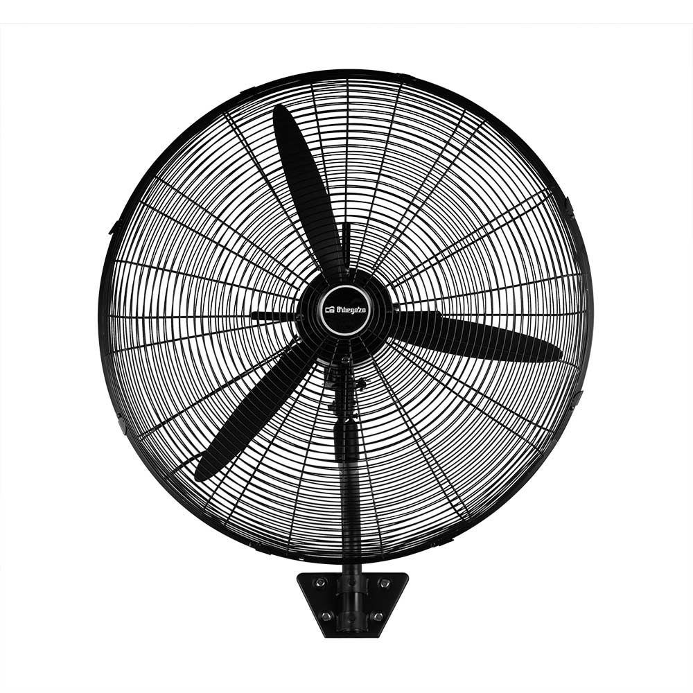 Un ventilatore industriale nero montato su una parete, con tre pale e una gabbia protettiva.