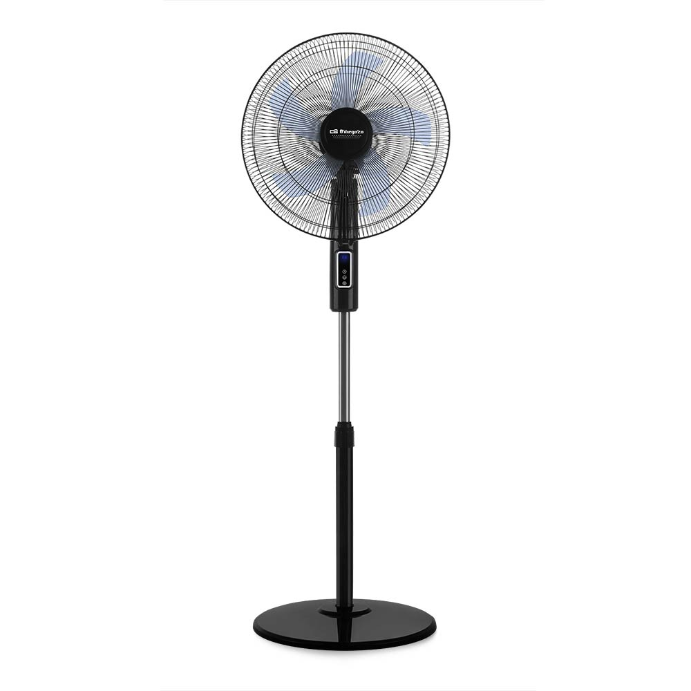 Ventilatore nero da terra con base rotonda e gabbia metallica.