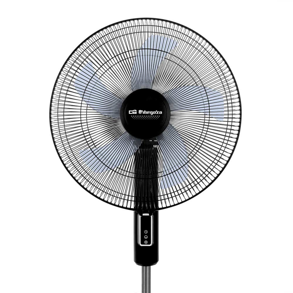 Primo piano di un ventilatore nero con pale blu.