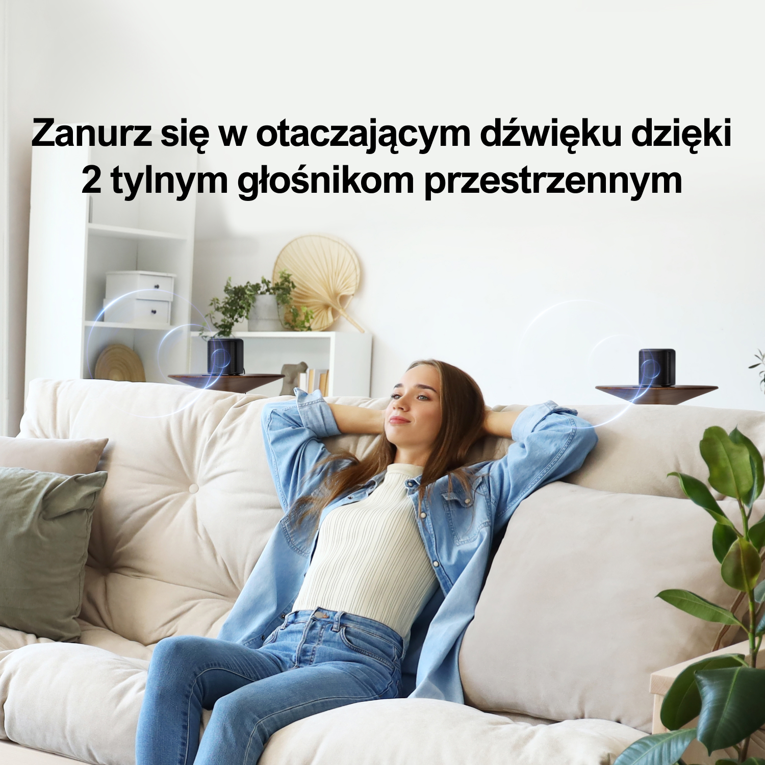Kobieta na sofie z dwoma głośnikami na półkach, tekst: 'Dźwięk przestrzenny'.