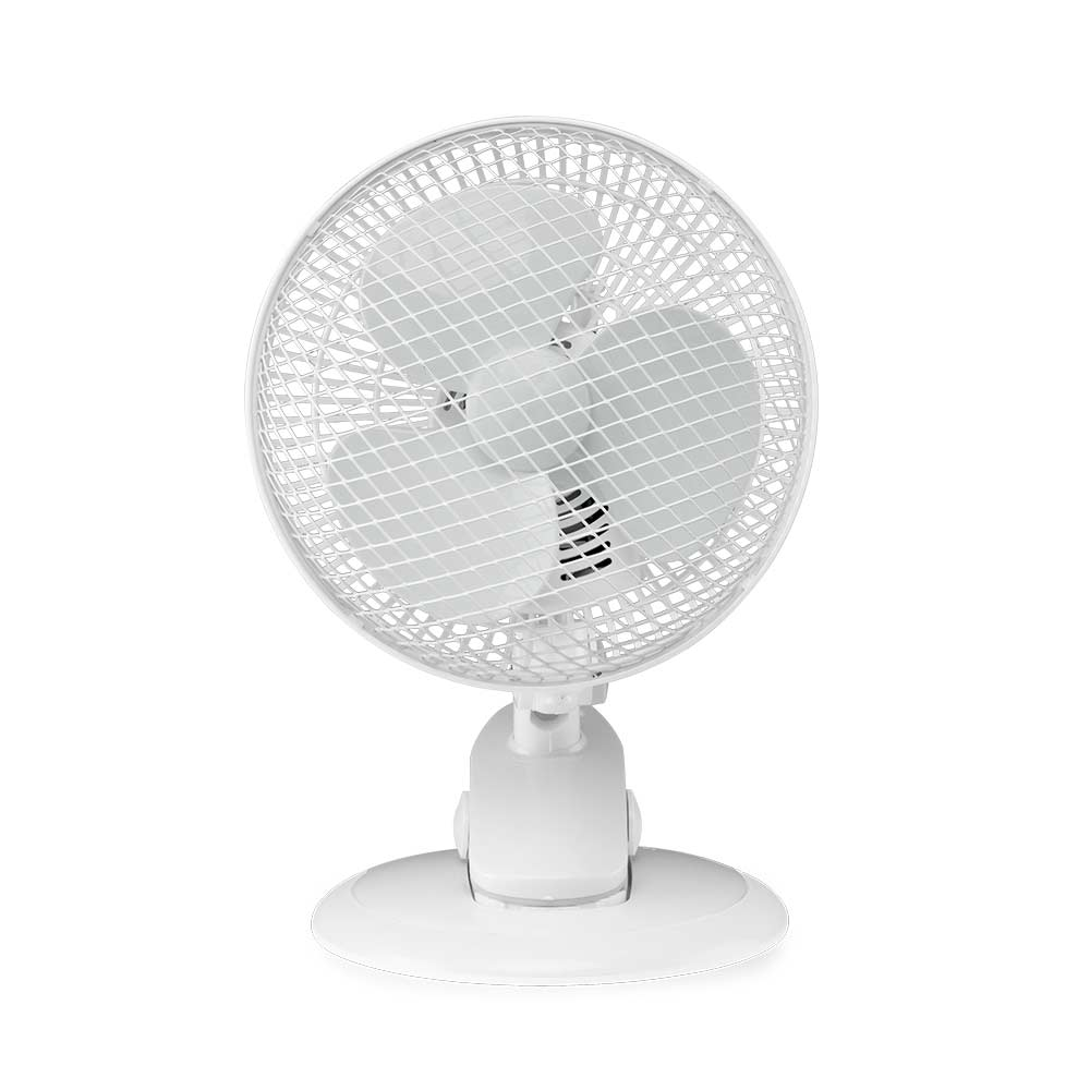 Ventilador de escritorio blanco con marco redondo y tres aspas, sobre superficie blanca.
