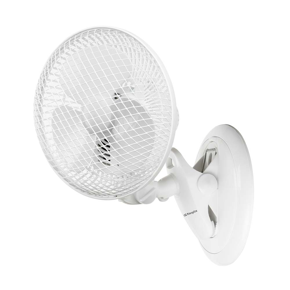 Ventilador de pared blanco. Diseño circular, aspas visibles, fondo blanco.