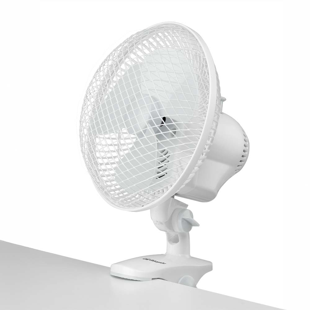 Ventilador blanco sobre superficie blanca. Diseño circular con aspas visibles y clip.
