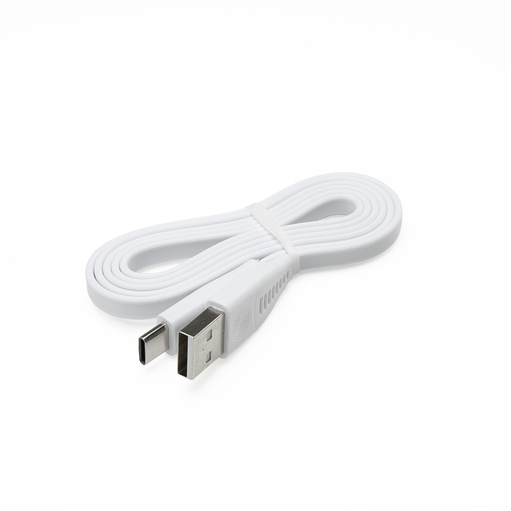 Cable USB blanco, enrollado y agrupado con una correa blanca, sobre fondo blanco.