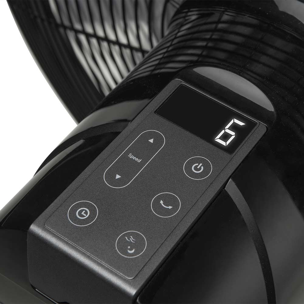 Primer plano de un panel de control de ventilador negro con botones y pantalla digital '6'.