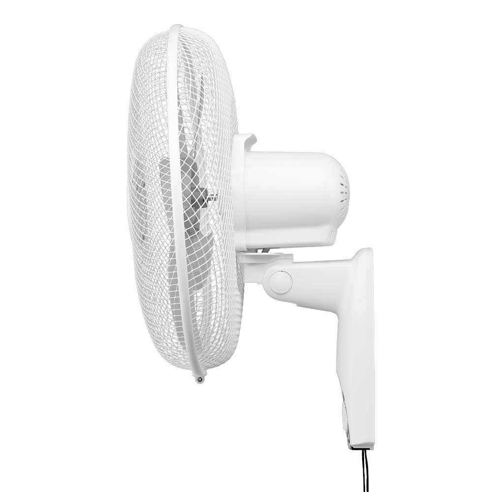 Ventilador blanco montado en la pared, vista lateral, con rejilla curva y brazo de soporte blanco.