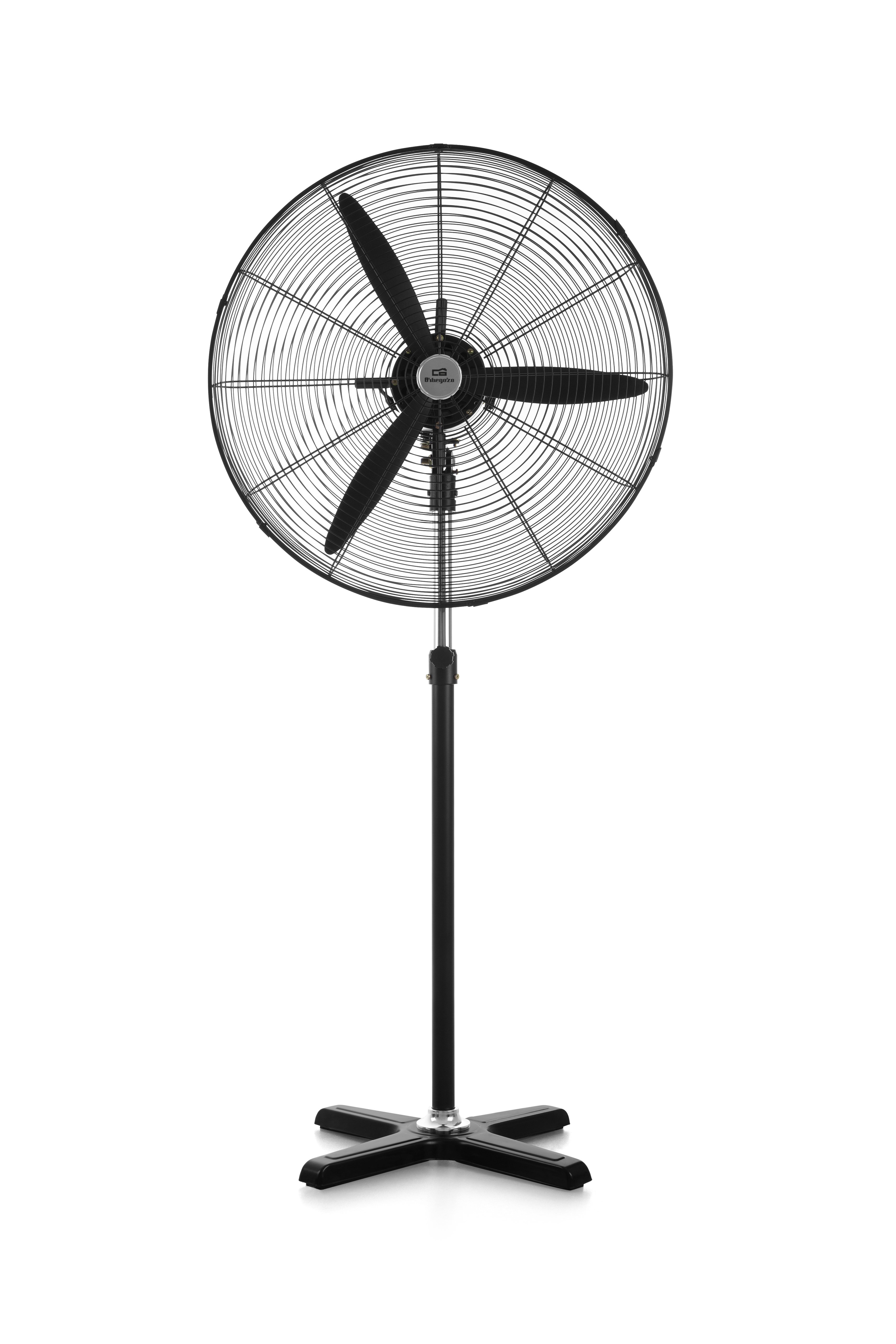 Ventilador de pie negro con tres aspas, sobre un soporte negro. Fondo blanco.