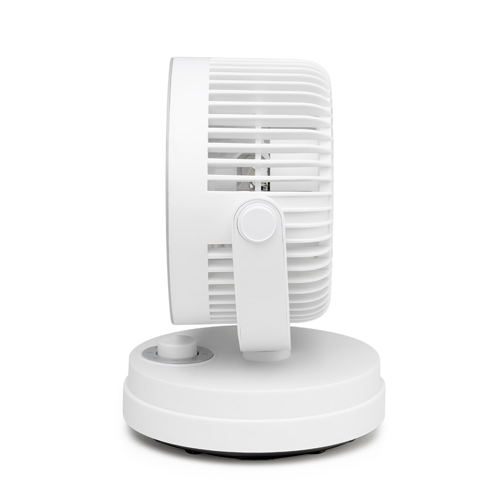 Ventilador de escritorio blanco, vista lateral, con base redonda y cabezal ajustable.