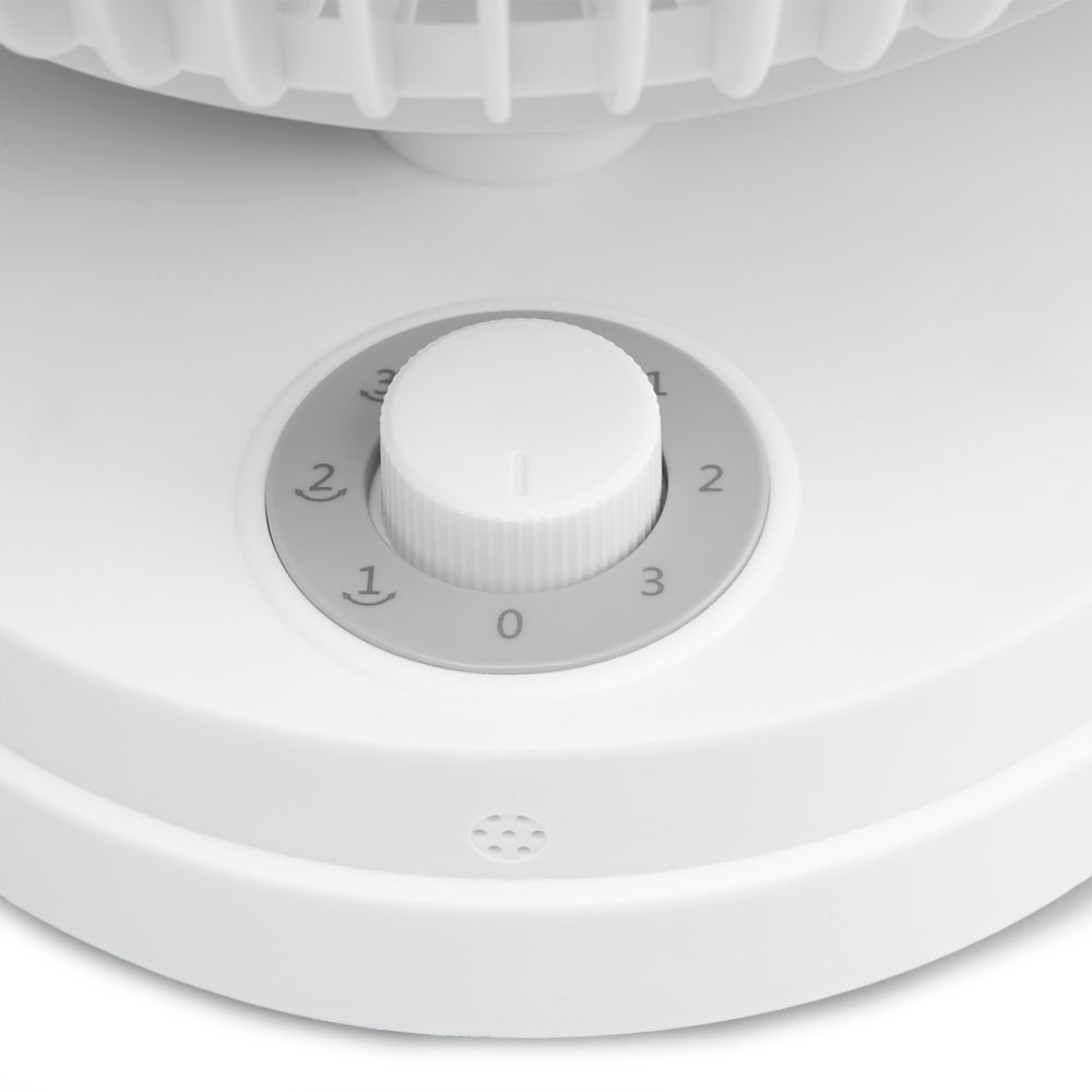 Primer plano de un dial de control de ventilador blanco con números y un puntero.