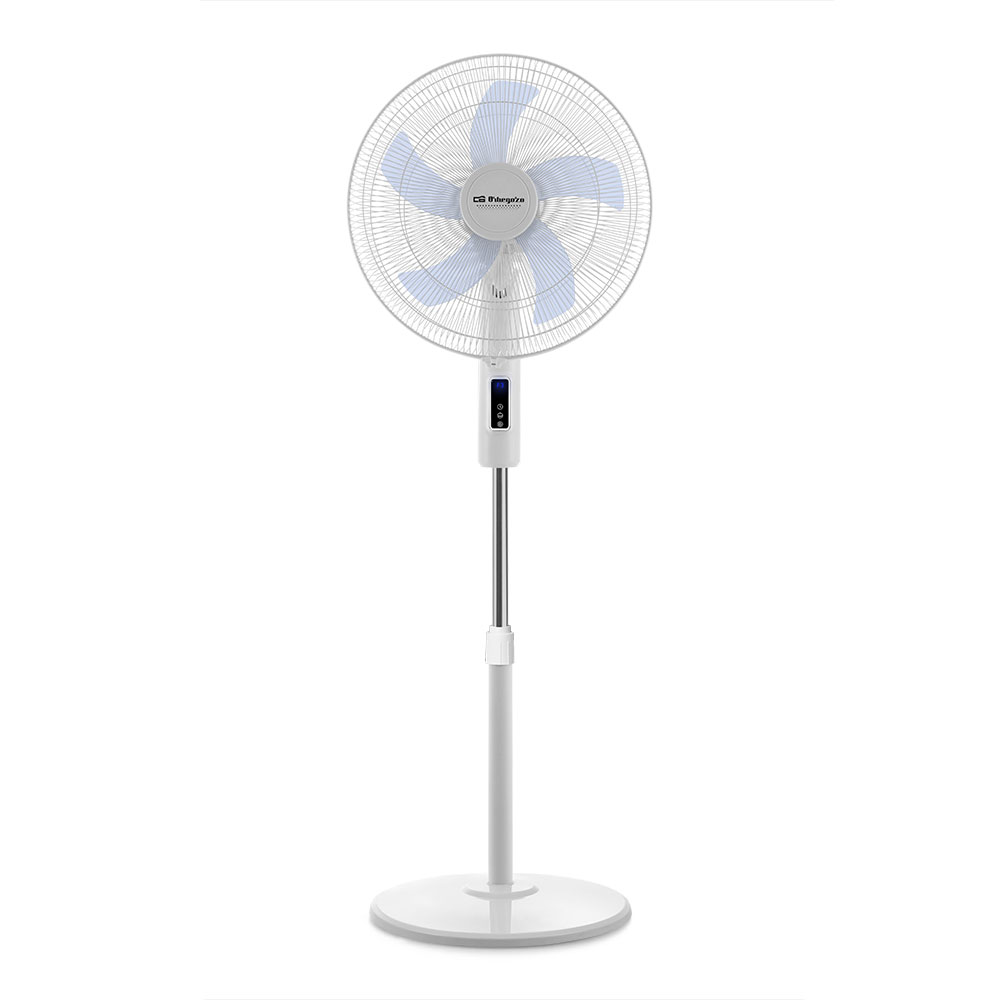 Ventilador de pie blanco y plateado con aspas azul claro sobre fondo blanco.