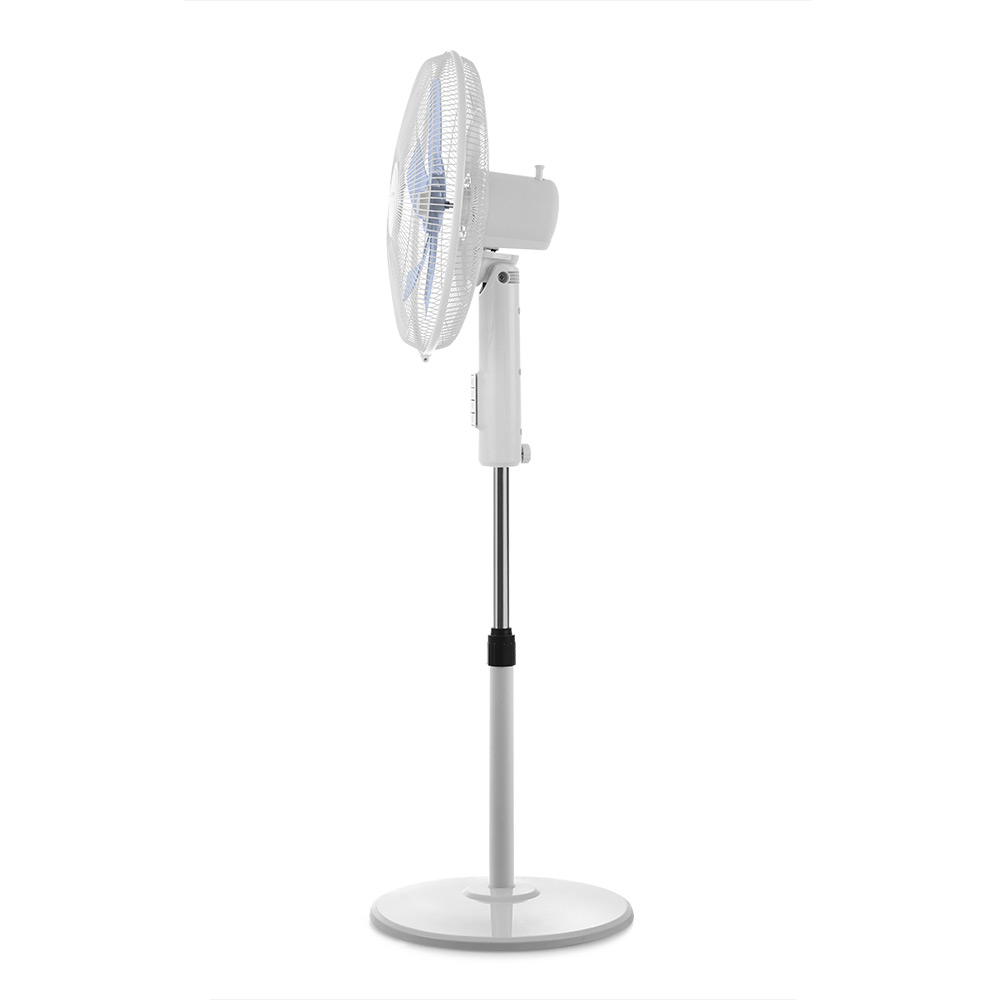 Un ventilador de pie blanco con una base circular y un cabezal inclinado hacia arriba.