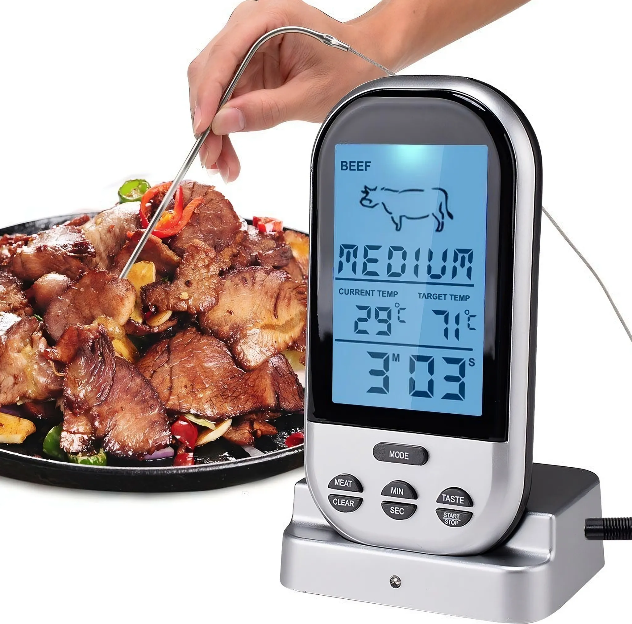 Fleischthermometer mit Medium-Temperatur, Fleisch und eine Hand, die die Sonde hält.