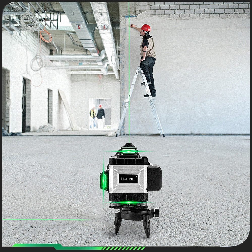 Baustelle mit Laserwaage, die grüne Linien aussendet. Arbeiter auf Leiter, roter Helm.