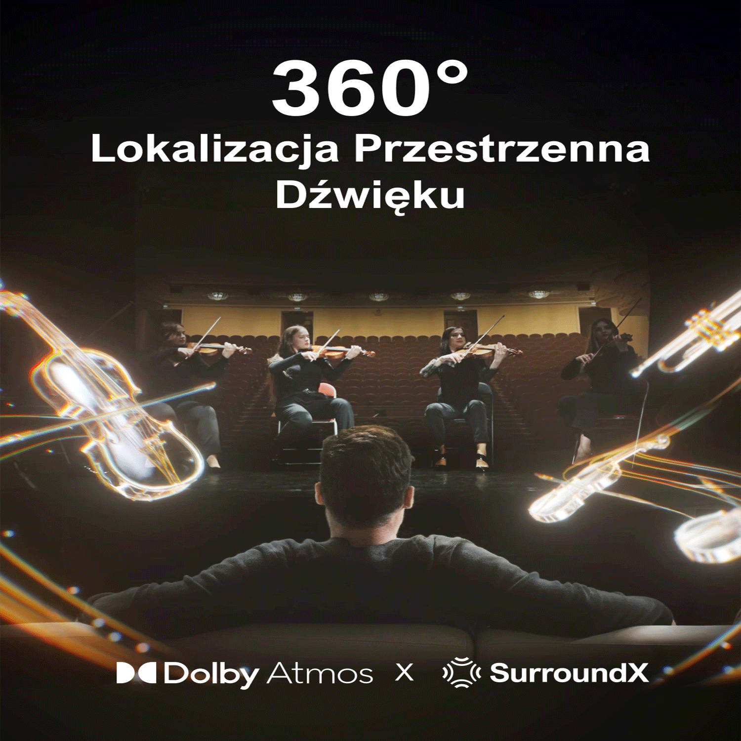 Mężczyzna siedzi i słucha kwartetu smyczkowego grającego na skrzypcach.