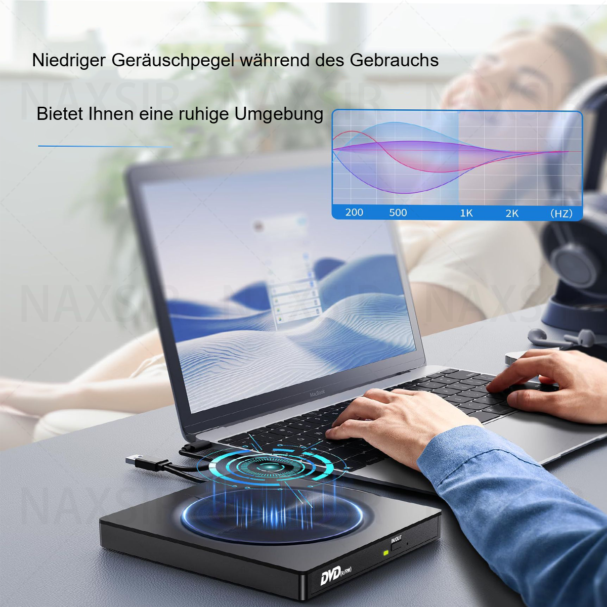DVD-Laufwerk mit offenem Laptop und Hand einer Person auf der Tastatur.