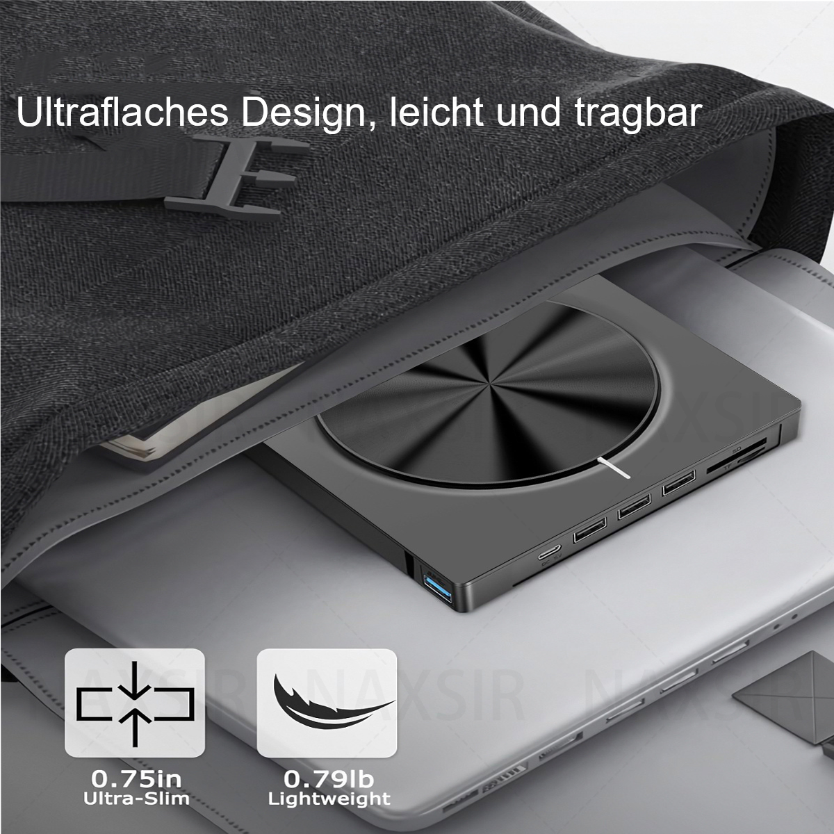 Ein schwarzer Hub befindet sich in einer grauen Tasche neben einem Laptop, mit Anschlüssen.