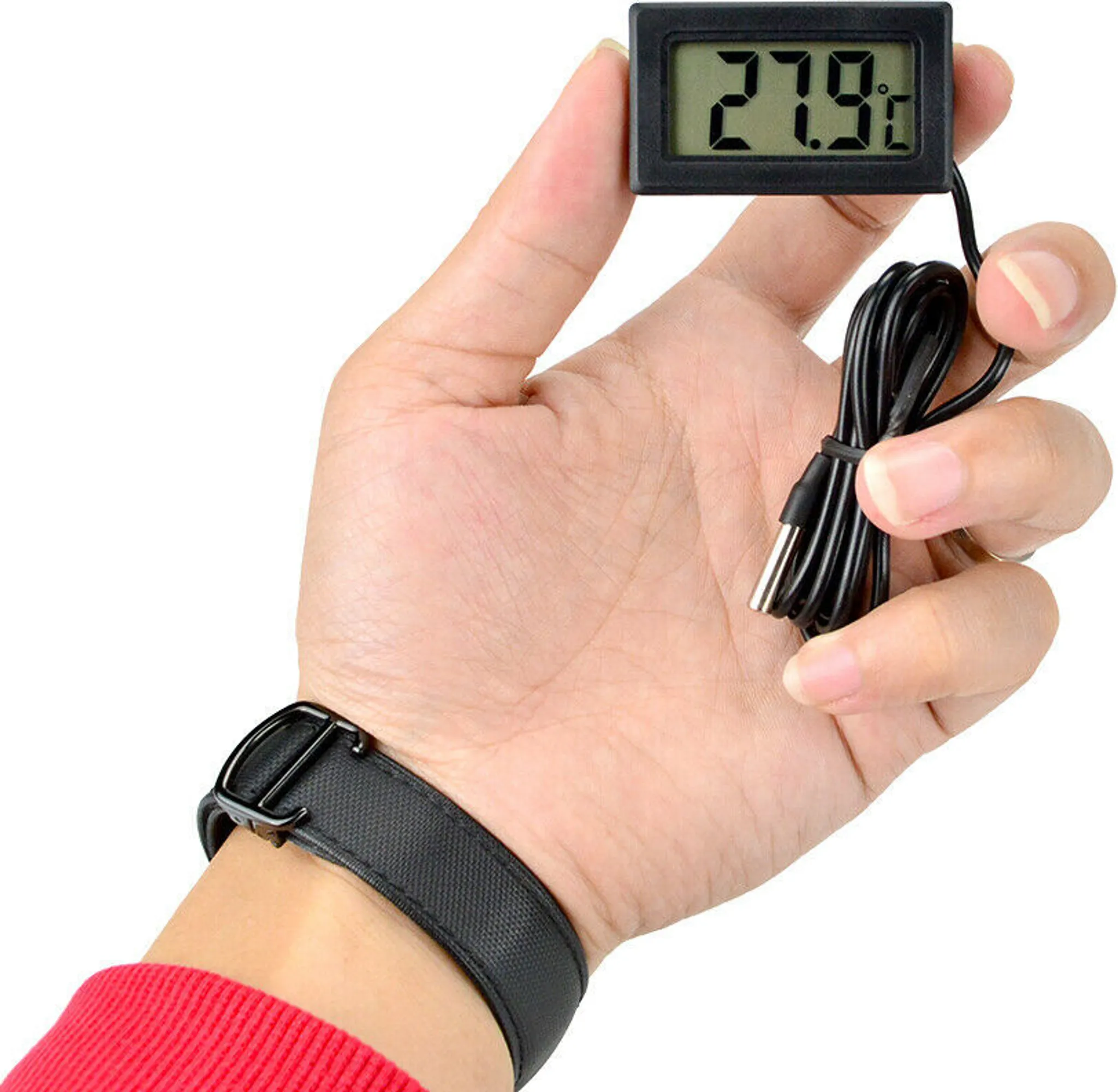 Eine Hand mit Uhr hält ein Thermometer mit 27,9°C. Es hat einen schwarzen Rahmen und Draht.