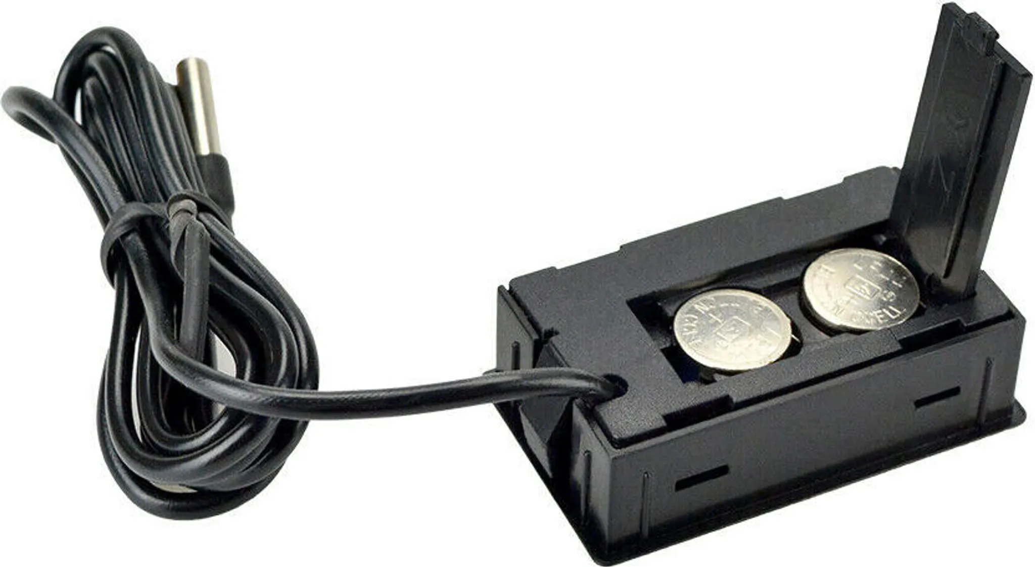 Schwarzes Batteriefach mit zwei Knopfzellen. Ein gewendeltes schwarzes Kabel und ein Metallsensor sind ebenfalls angeschlossen.