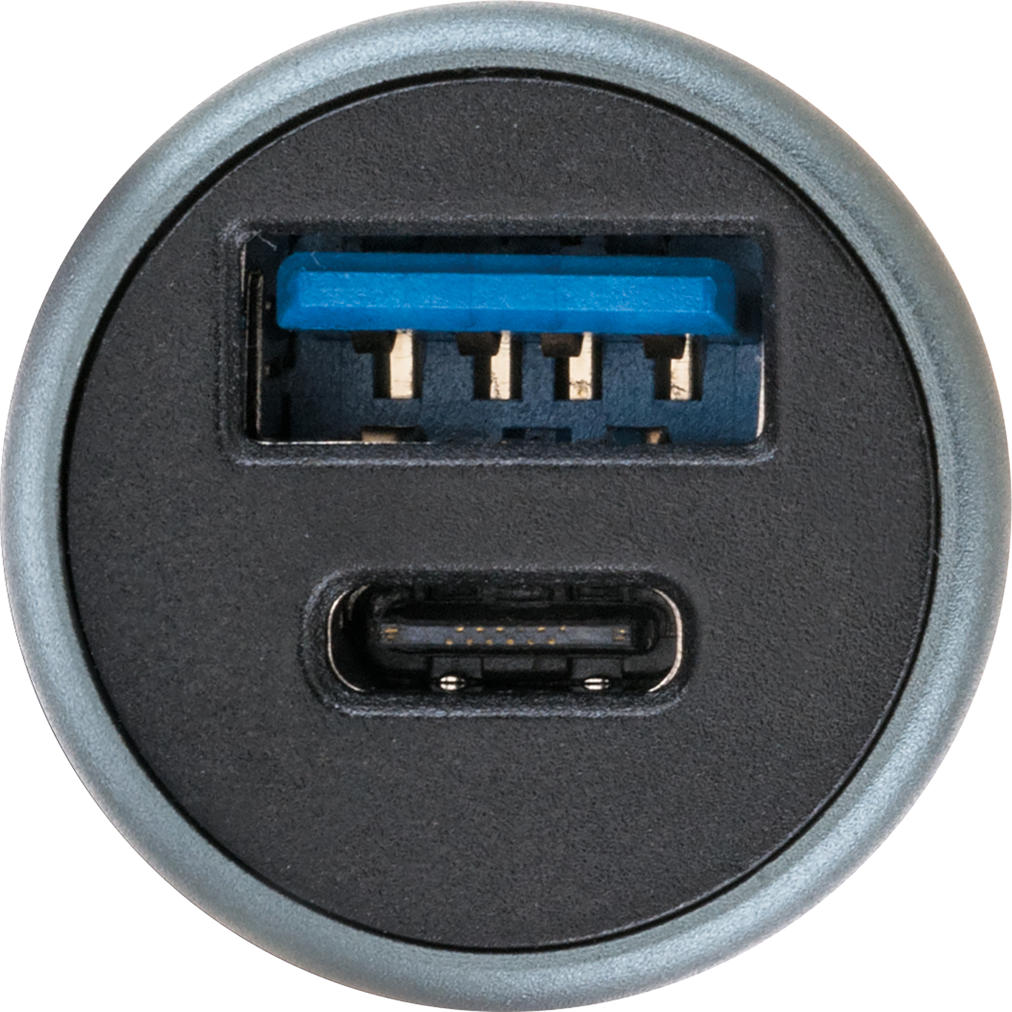 Nahaufnahme eines grauen Autoladegeräts mit USB- und USB-C-Anschlüssen.