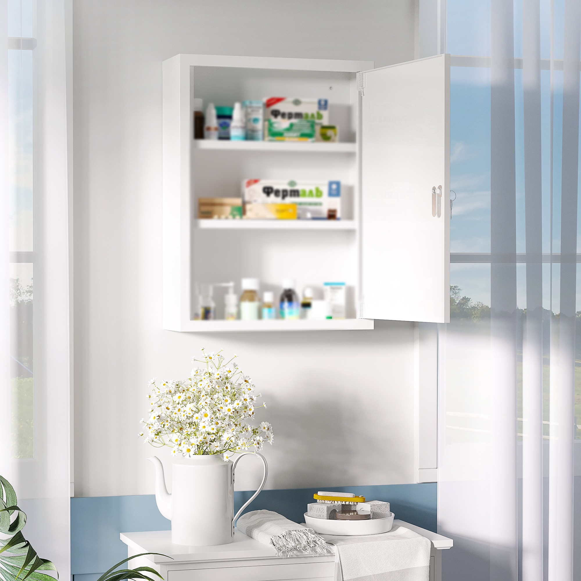 Weißer Medizinschrank mit offener Tür, Blumen und Fenster mit Vorhängen. Hintergrund zeigt Natur.