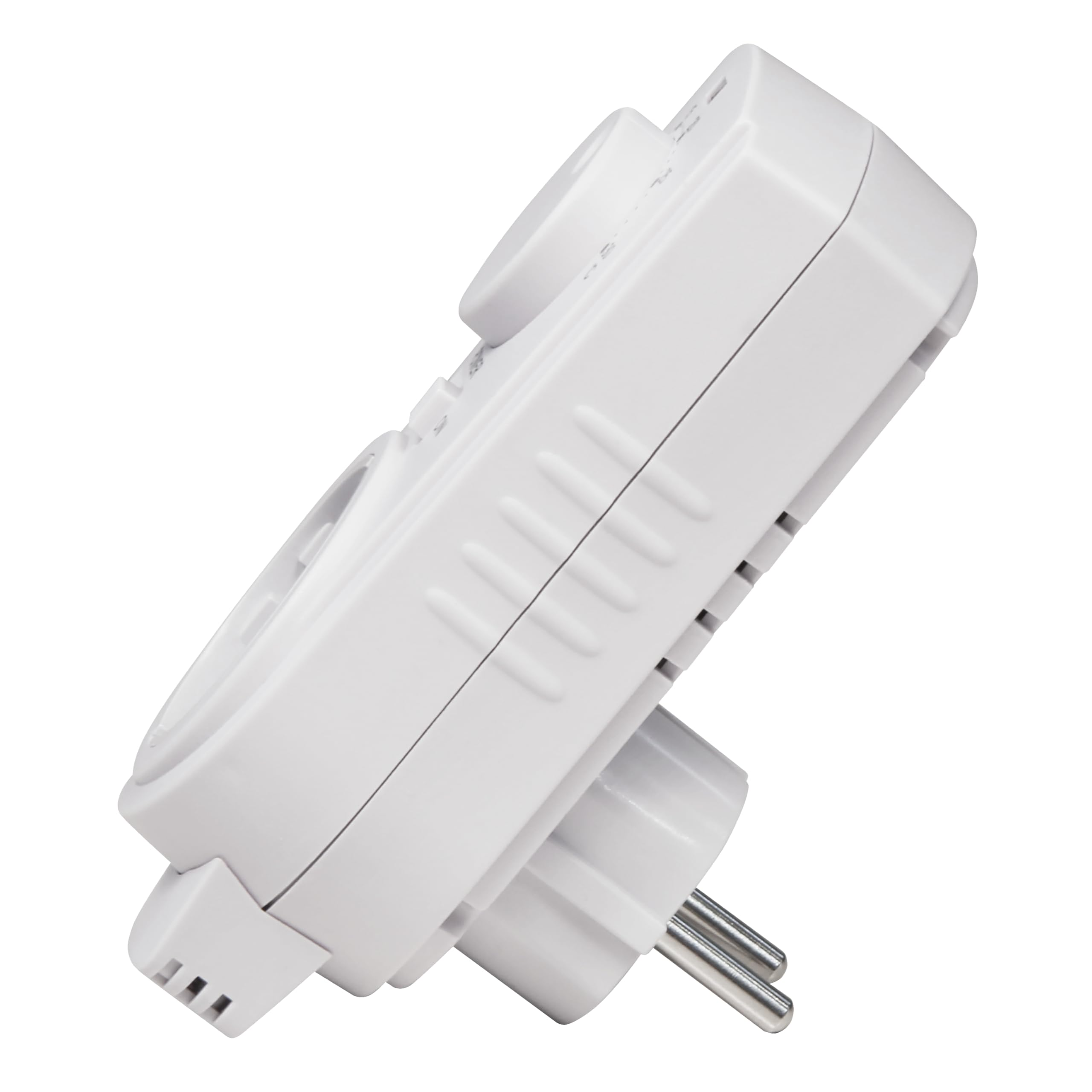 Winkelansicht eines weißen elektrischen Heizlüfters mit Drehknopf, Schalter und Stecker. Weißer Hintergrund.