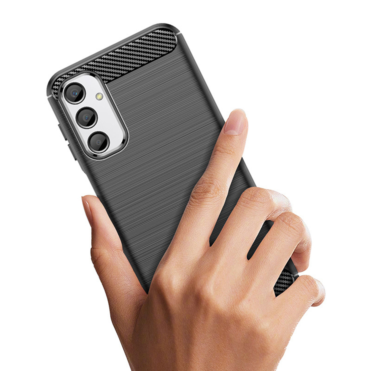 Main tenant une coque de téléphone grise avec une configuration triple caméra.