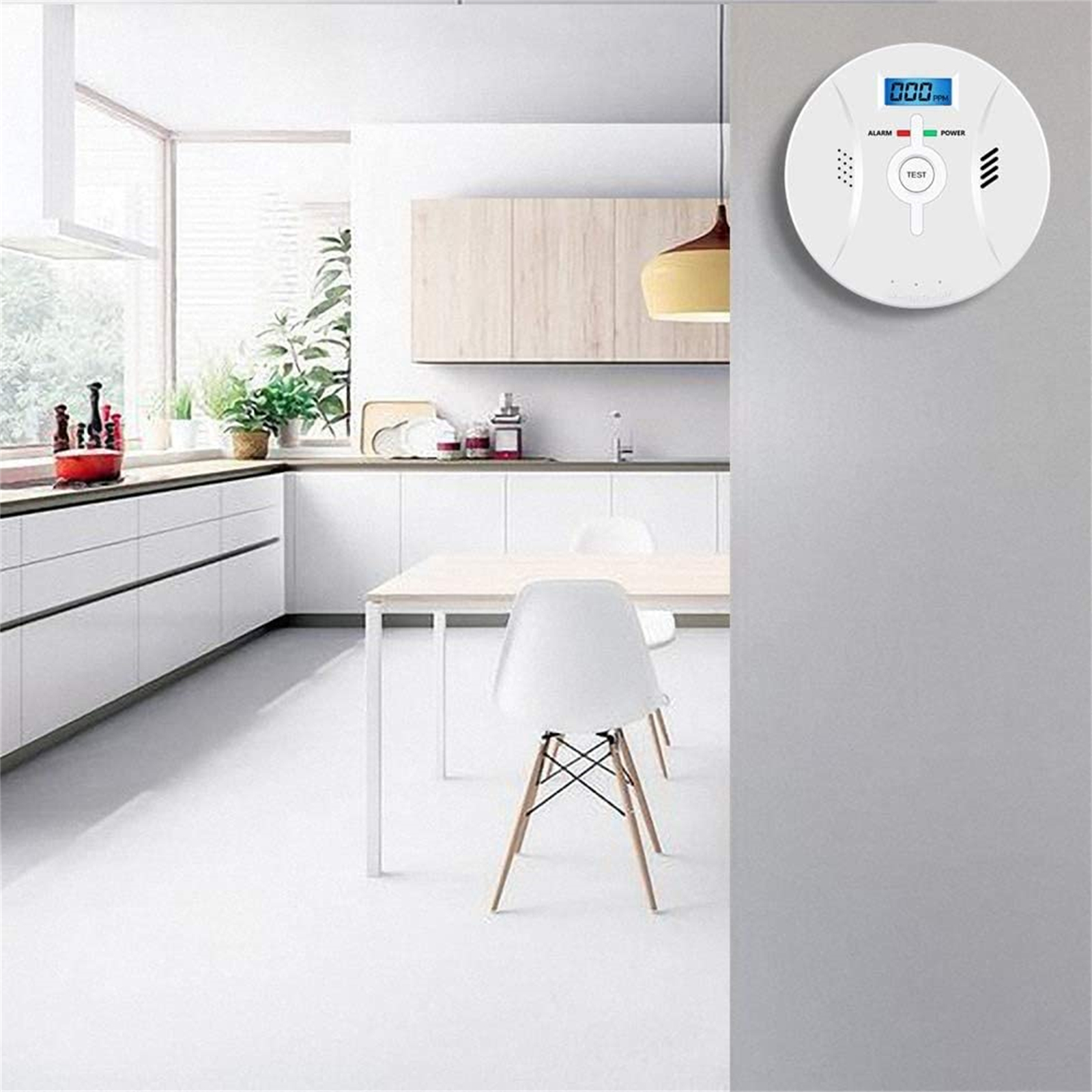 Weißer Rauchmelder in einer Küche montiert. Das Display zeigt 000 ppm. Der Hintergrund ist eine Küche.