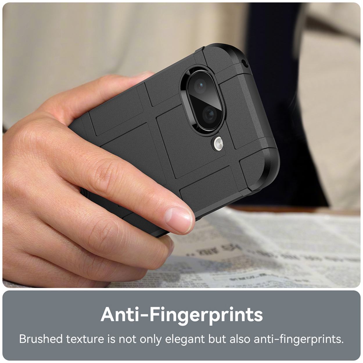 Hand die een zwarte telefoonhoes vasthoudt. De hoes heeft een gestructureerd ontwerp en is anti-vingerafdrukken.