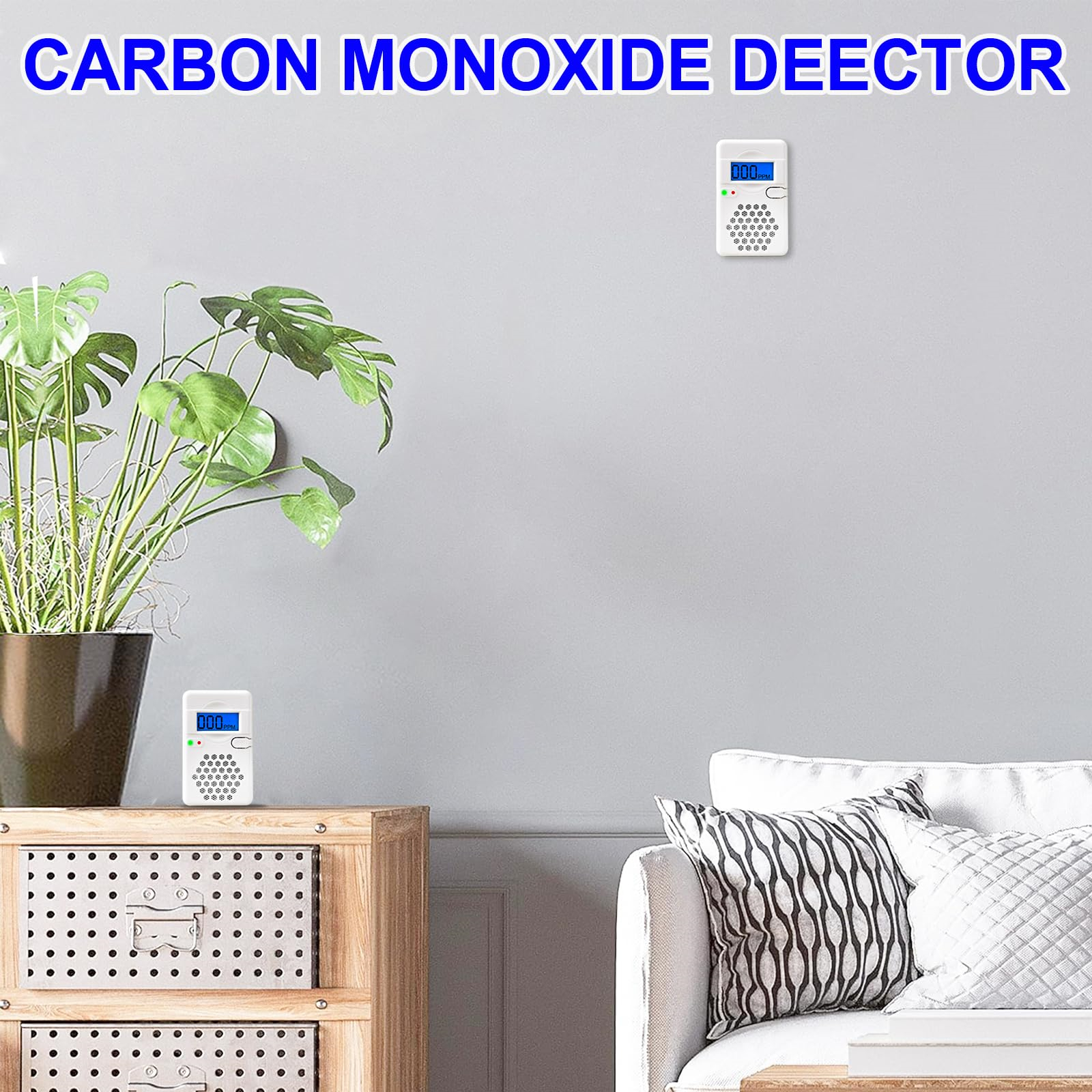 Ein Kohlenmonoxidmelder ist an einer grauen Wand montiert. Eine Pflanze und eine Couch befinden sich im Raum.