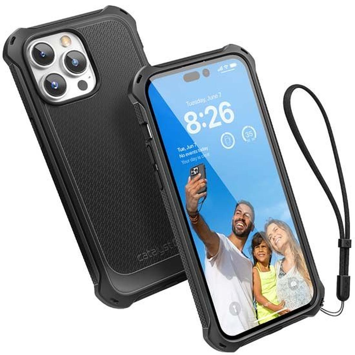 Telefono nero con custodia, che mostra una famiglia che scatta un selfie. Testo: Martedì 7 giugno. La custodia è nera.