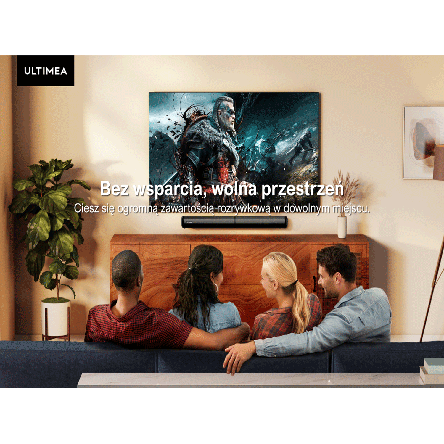 Ludzie oglądają telewizję z dużym ekranem, który wyświetla scenę. Poniżej znajduje się soundbar.