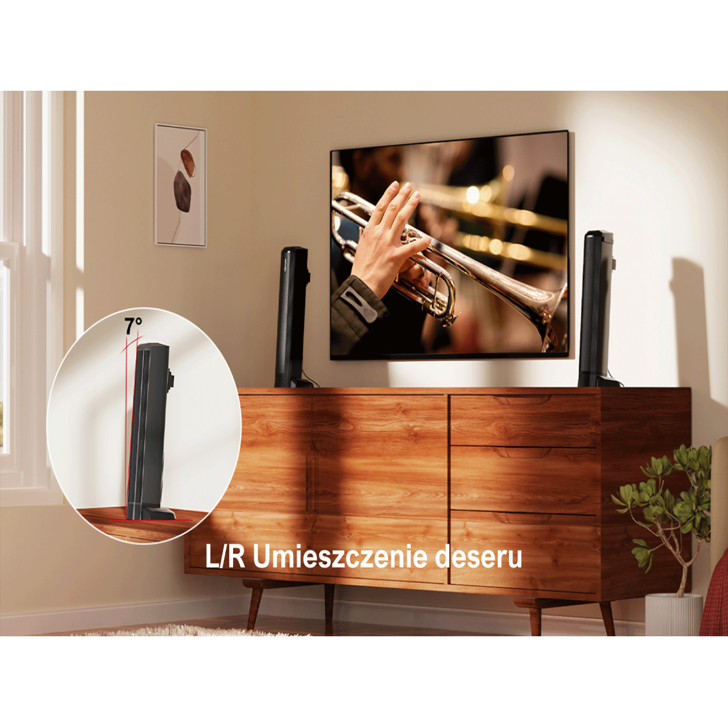 Salon z telewizorem, soundbarem i głośnikami. Trębacz jest na ekranie telewizora.