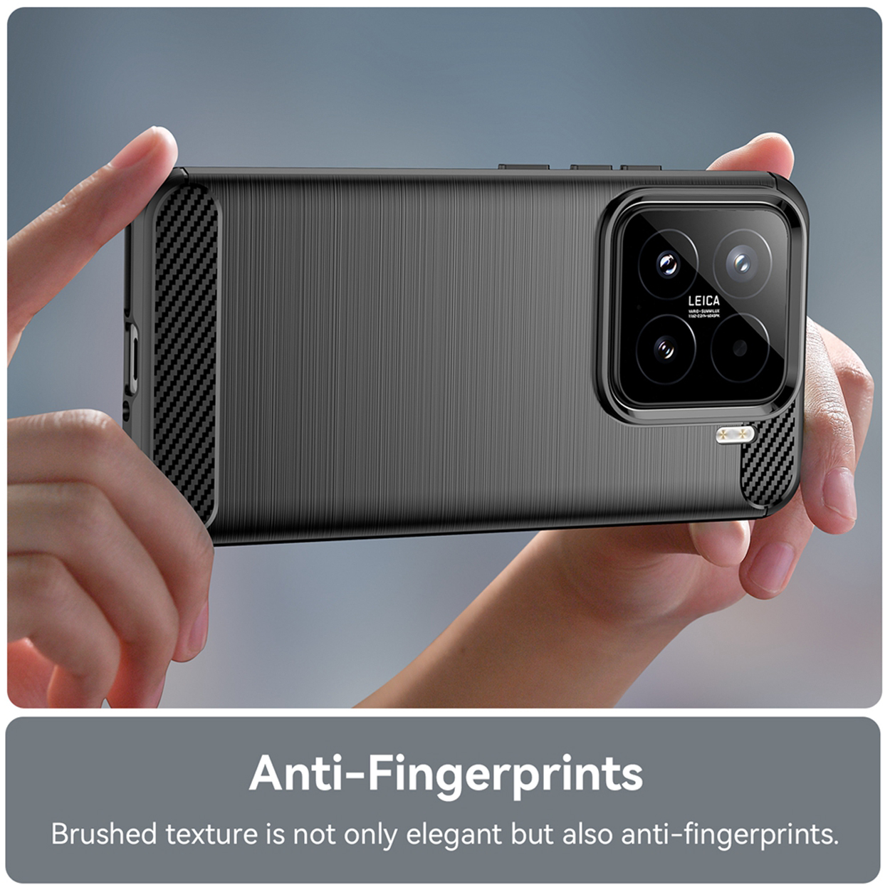 Mains tenant un téléphone avec une coque noire texturée. Texte : Anti-Traces de doigts.