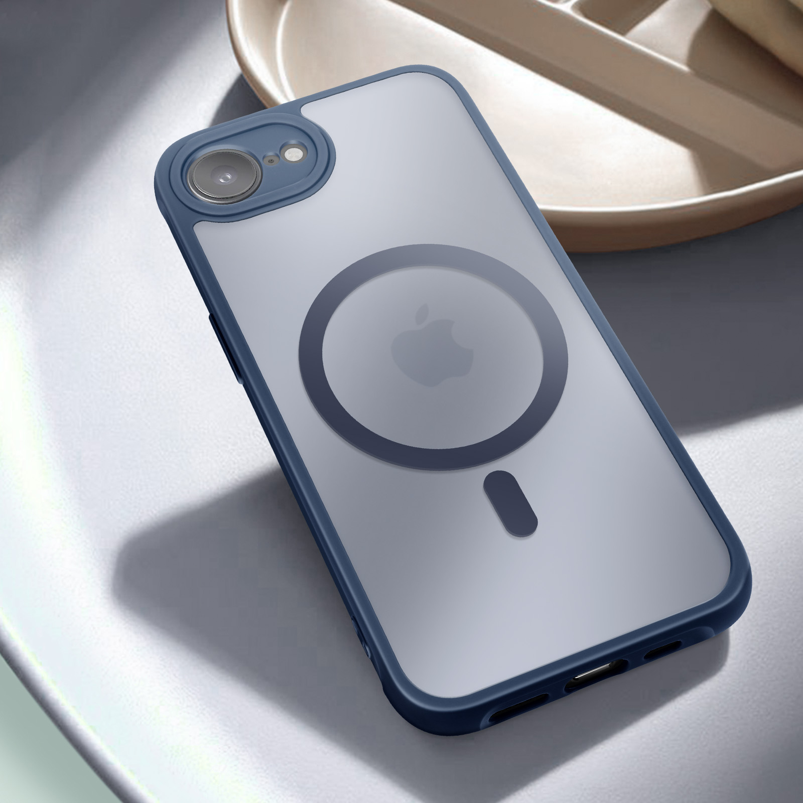 Coque de téléphone bleue avec dos transparent. Logo Apple et cercle MagSafe. Assiette sur un plateau.