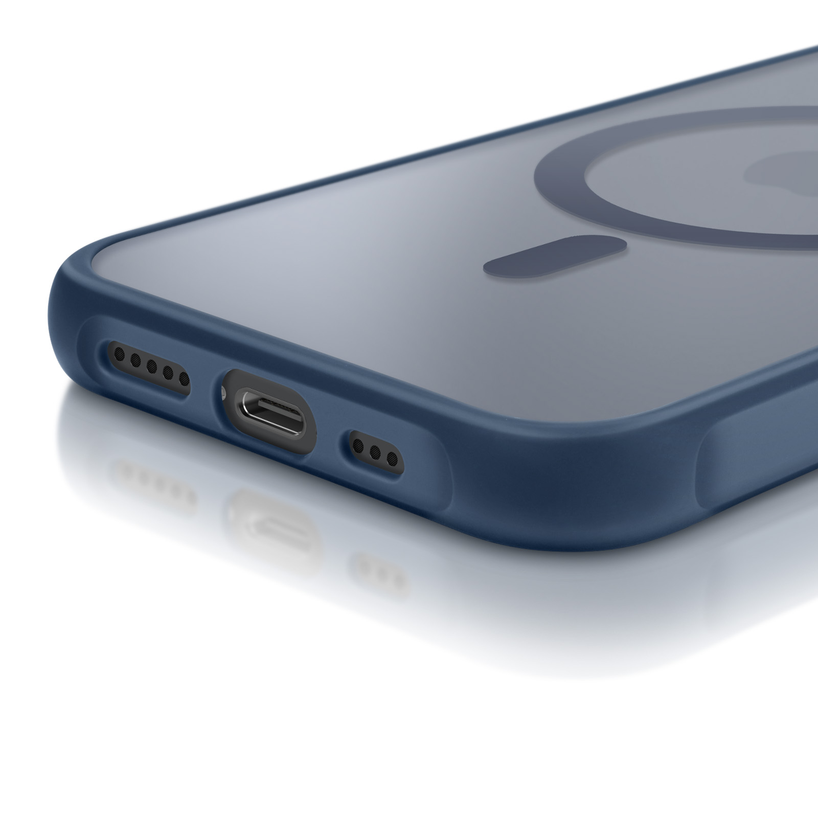 Gros plan sur une coque de téléphone bleue avec port de charge et trous pour haut-parleurs.