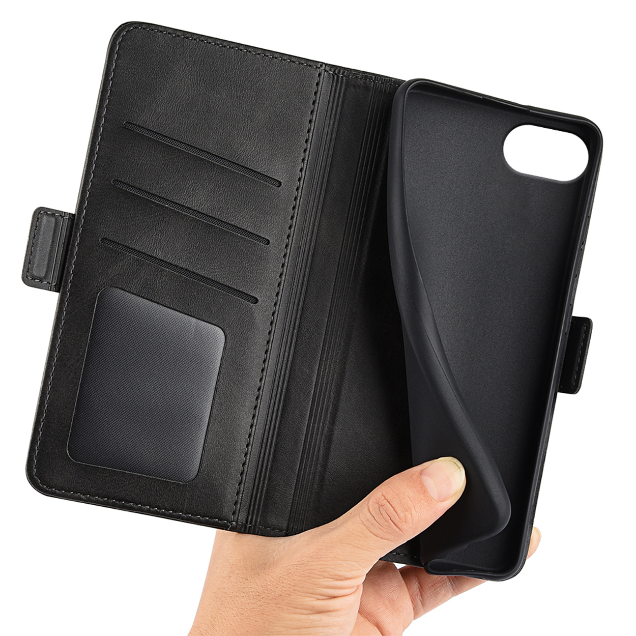 Zwarte telefoonhoes, open, met kaartsleuven en telefoonhouder. Hand houdt de hoes vast.
