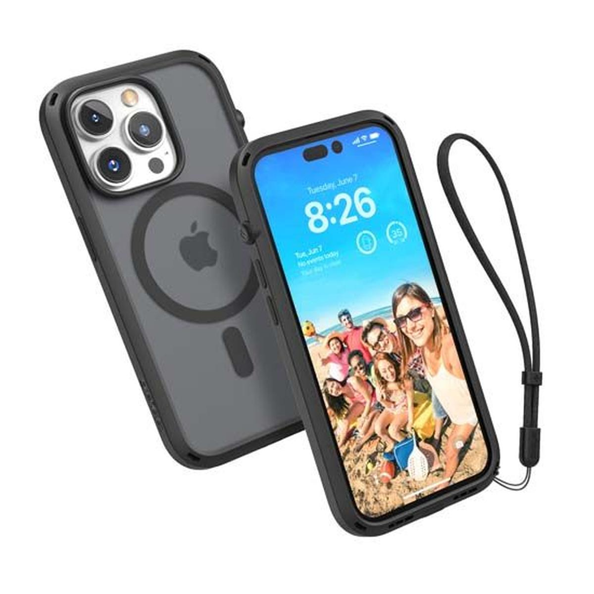 iPhone in una custodia, con uno schermo che mostra persone sulla spiaggia.