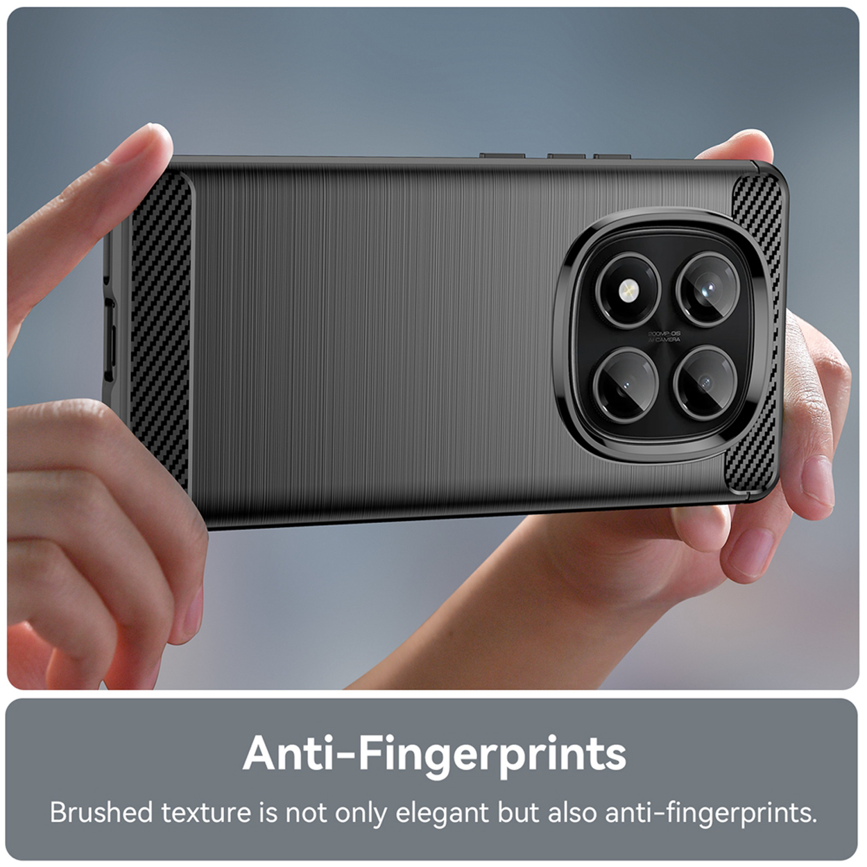 Hand die een telefoonhoes vasthoudt met een getextureerde achterkant. Zwart en grijs.