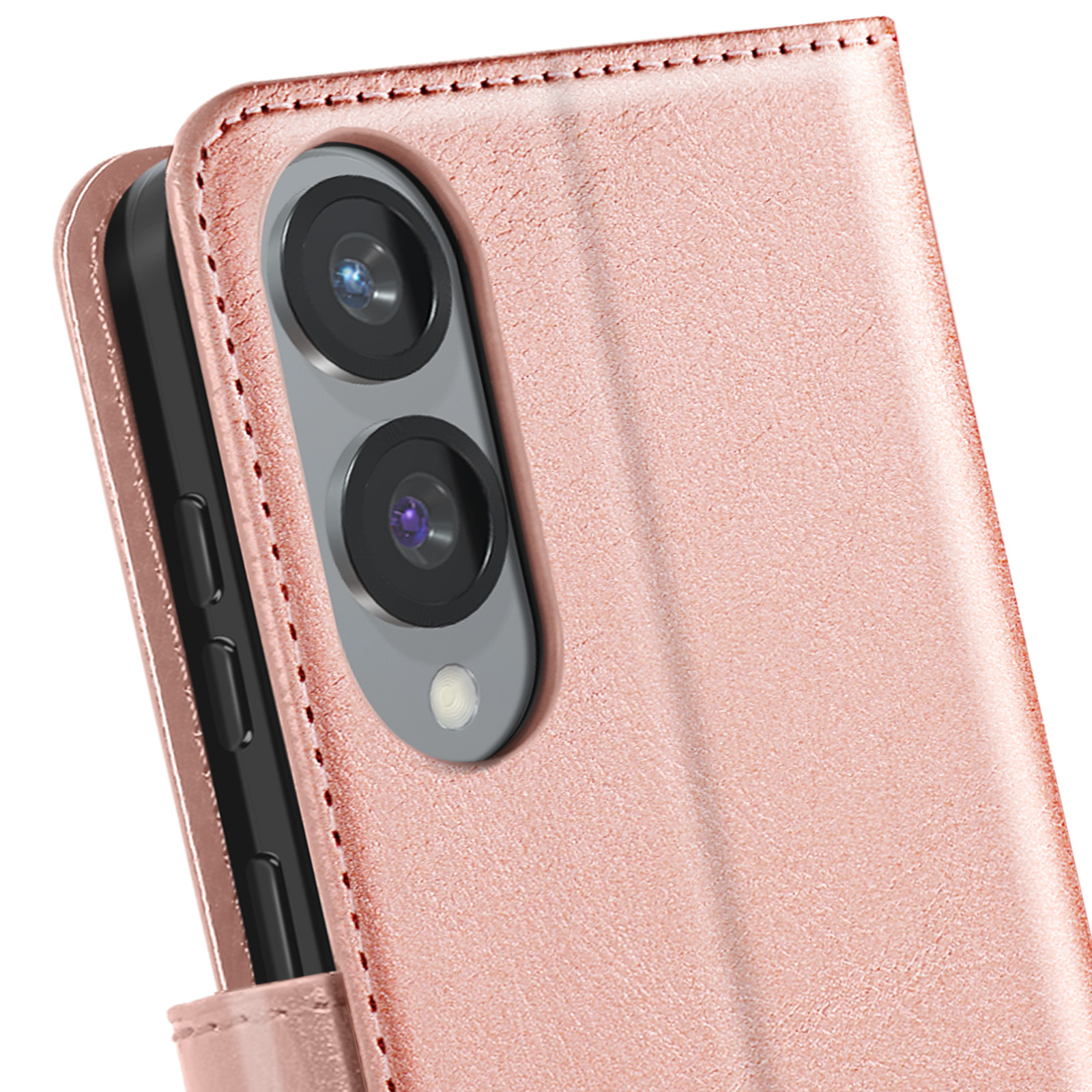 Primo piano della custodia rosa. Due fotocamere visibili. Bordi cuciti. Pelle rosa.