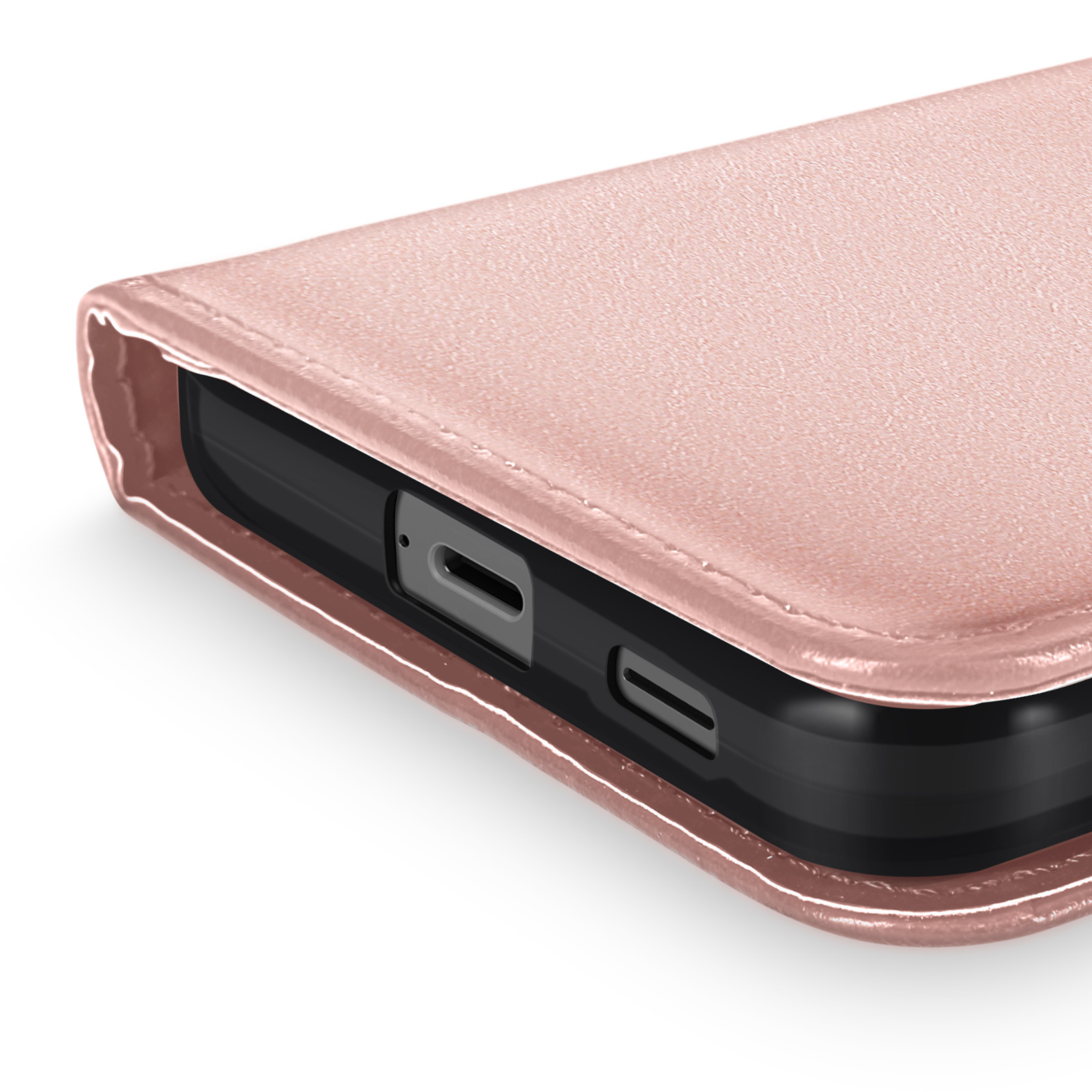 Primo piano di una custodia per telefono rosa. Parte inferiore del telefono con porta di ricarica visibile. Pelle rosa.