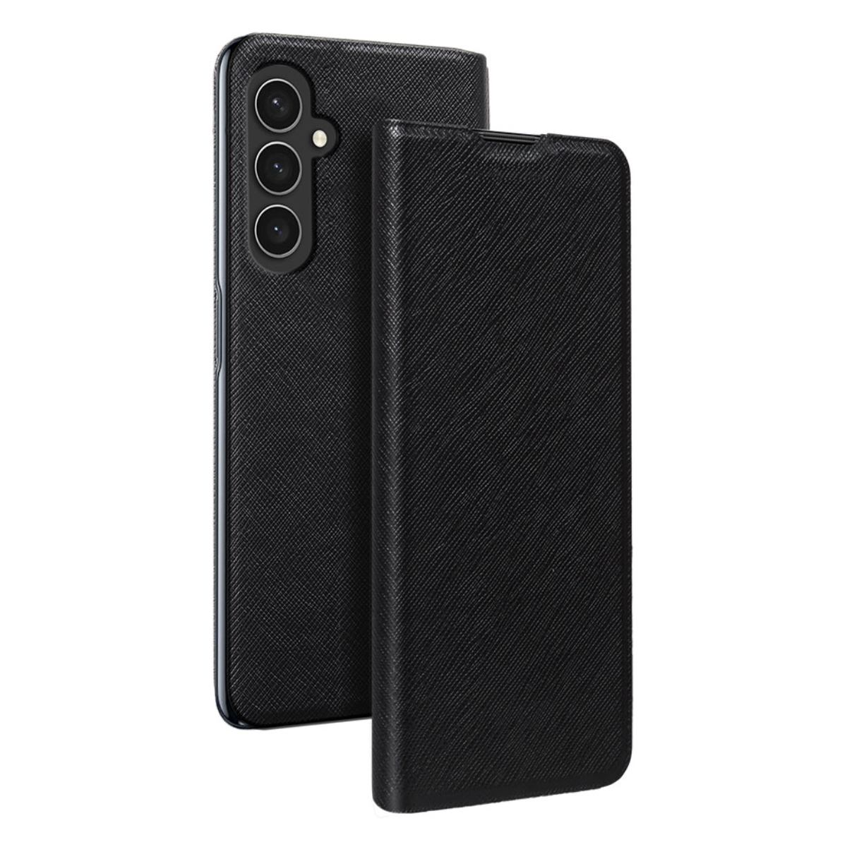 Telefono nero con cover. Tre fotocamere in alto. Retro strutturato. La cover è a destra.