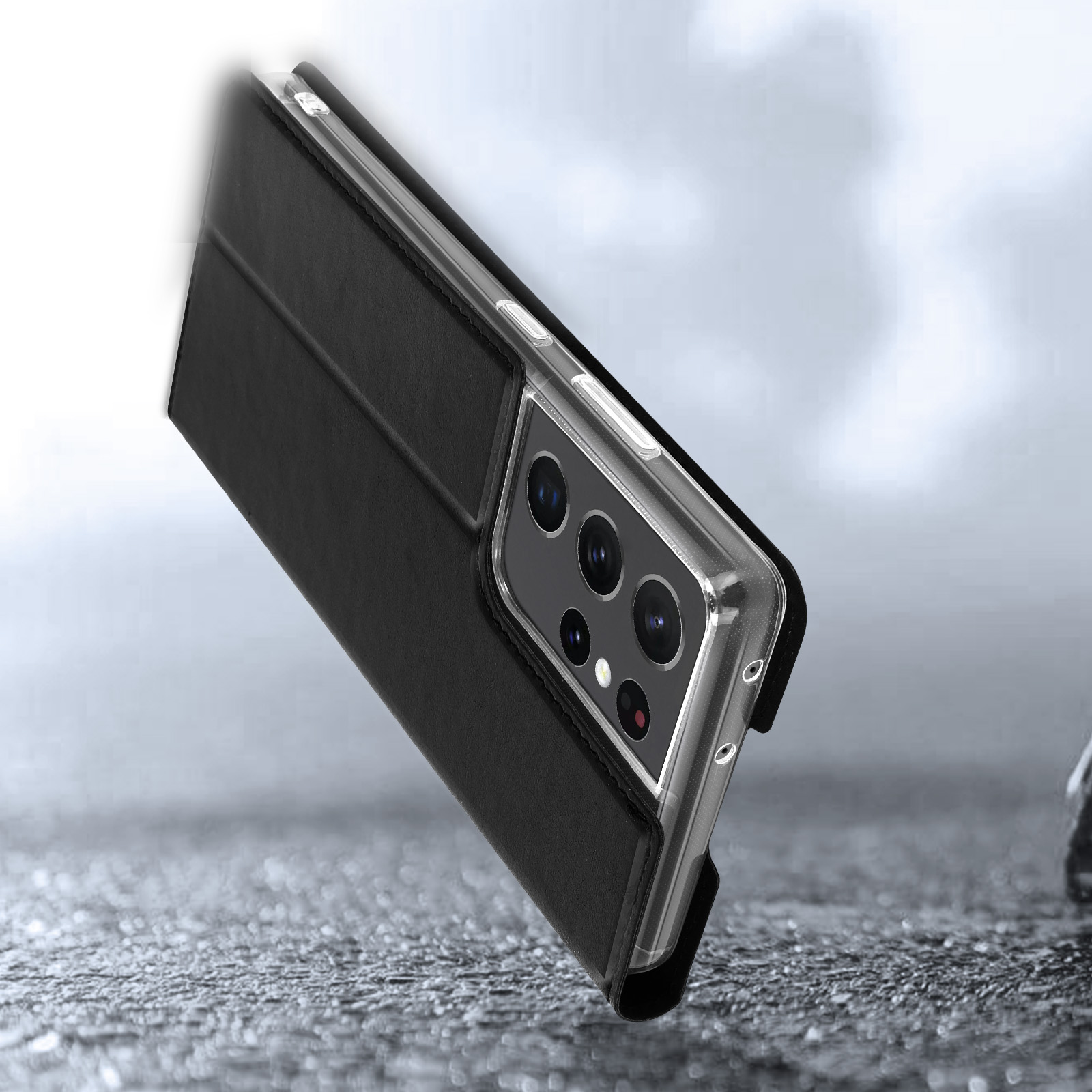 Custodia nera per telefono con telefono. Terreno grigio e sfondo sfocato.