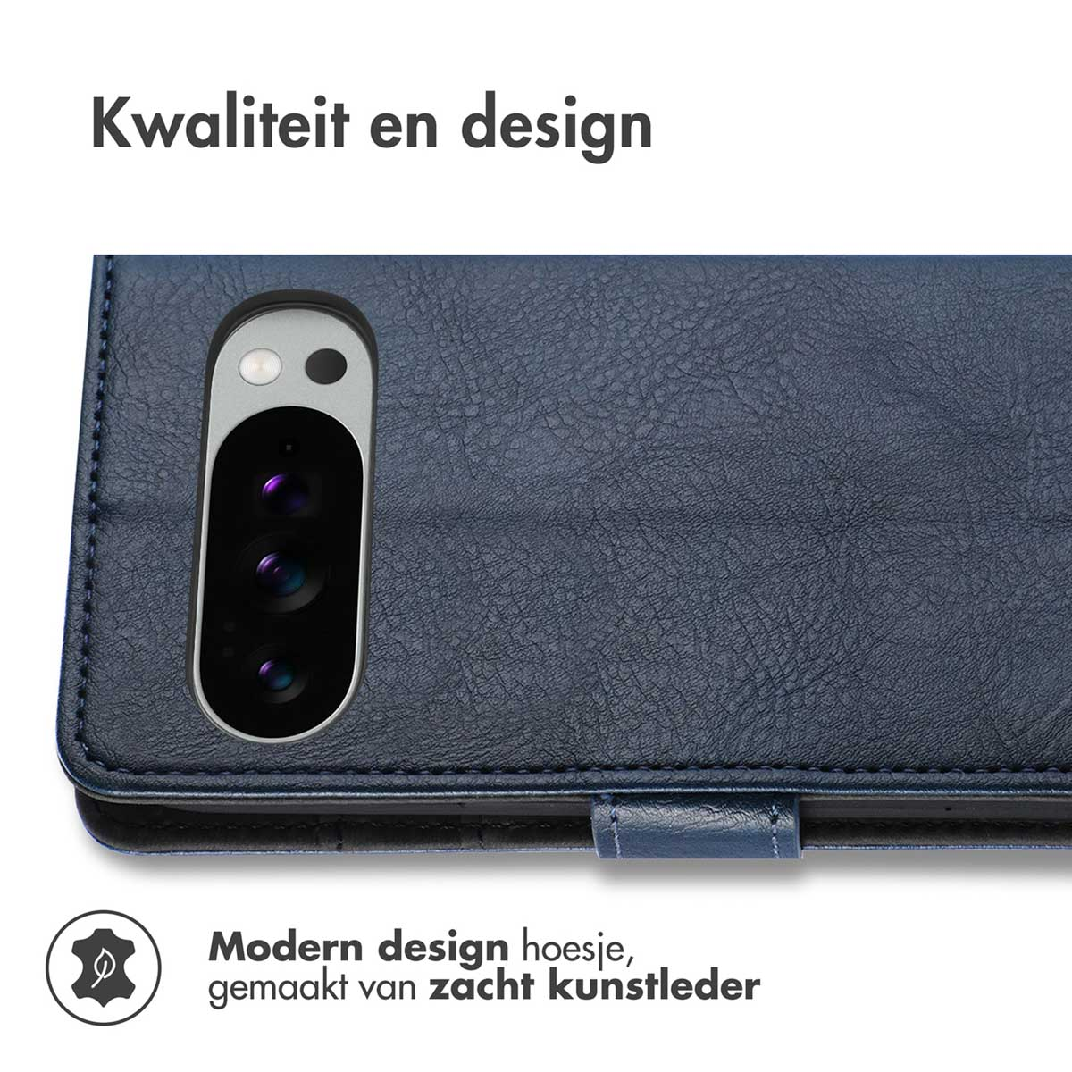 Close-up van een blauwe, lederachtige telefoonhoes met camera-uitsparing.