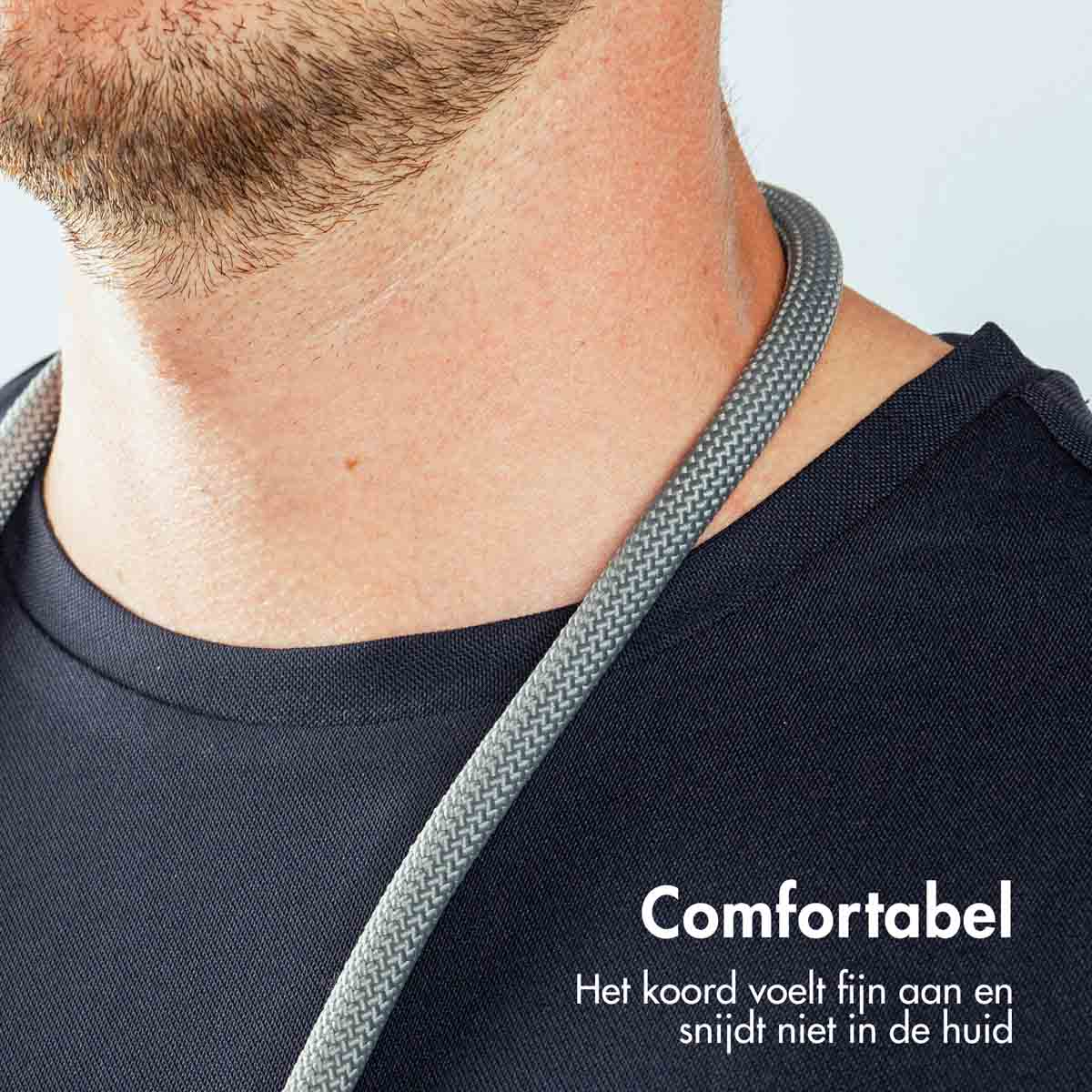 Een persoon draagt een grijs koord. Tekst zegt: Comfortabel. Het koord voelt fijn aan en snijdt niet in de huid.