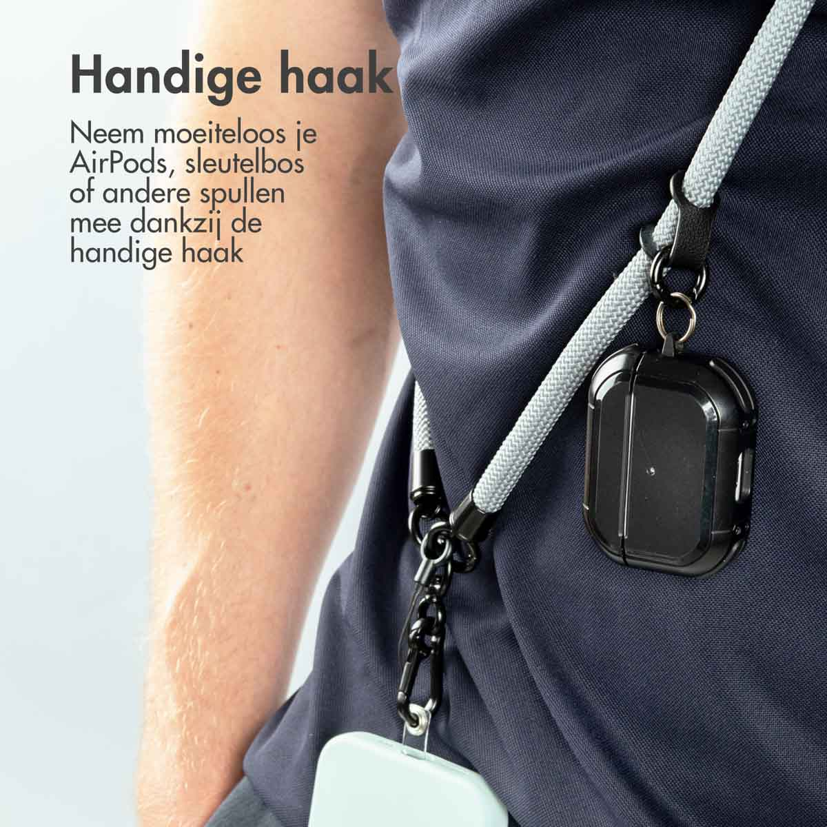 Een persoon die een koord draagt met een zwarte AirPods-case. Tekst zegt: Handige haak.