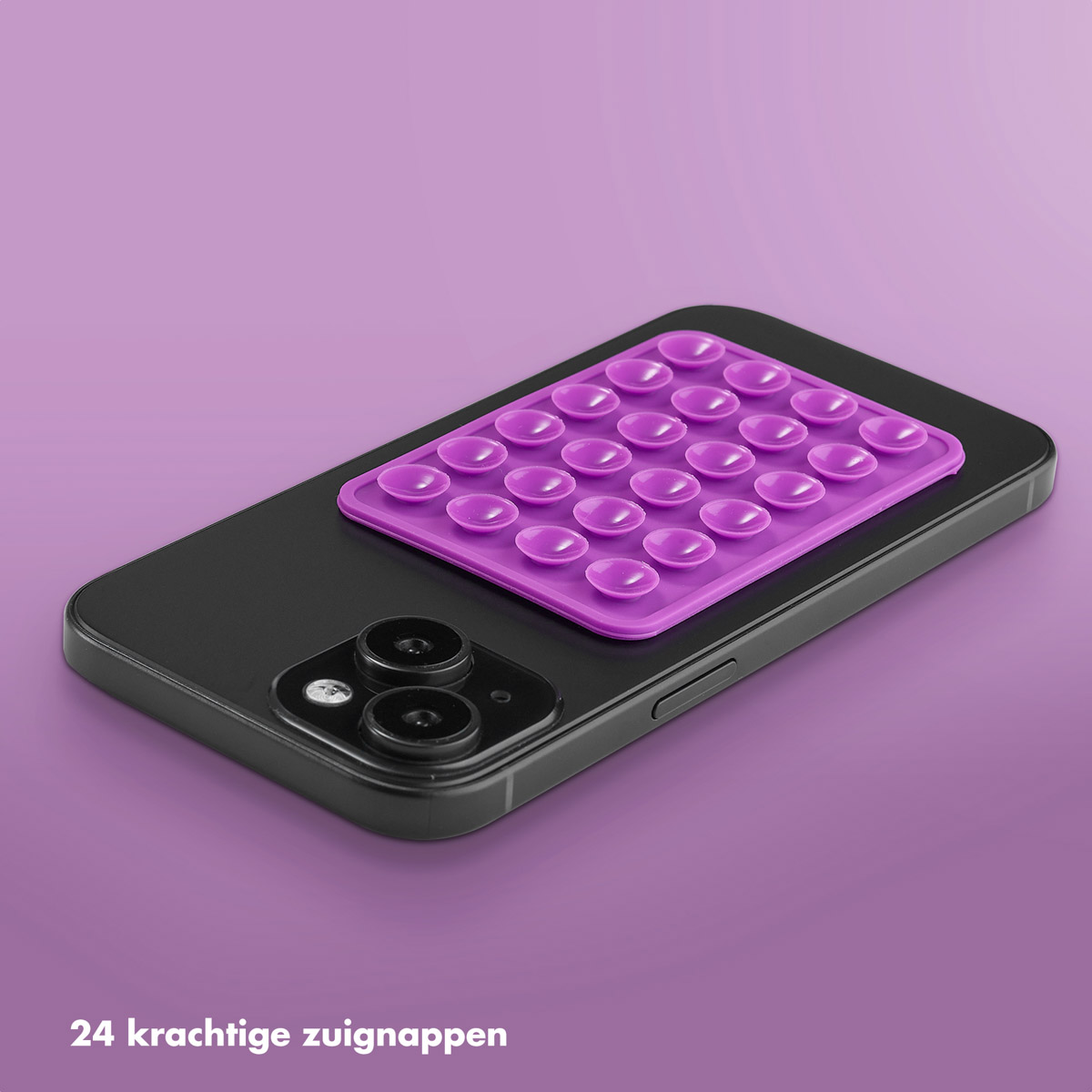 Een zwarte telefoon met een paarse zuignap pad aan de achterkant bevestigd.