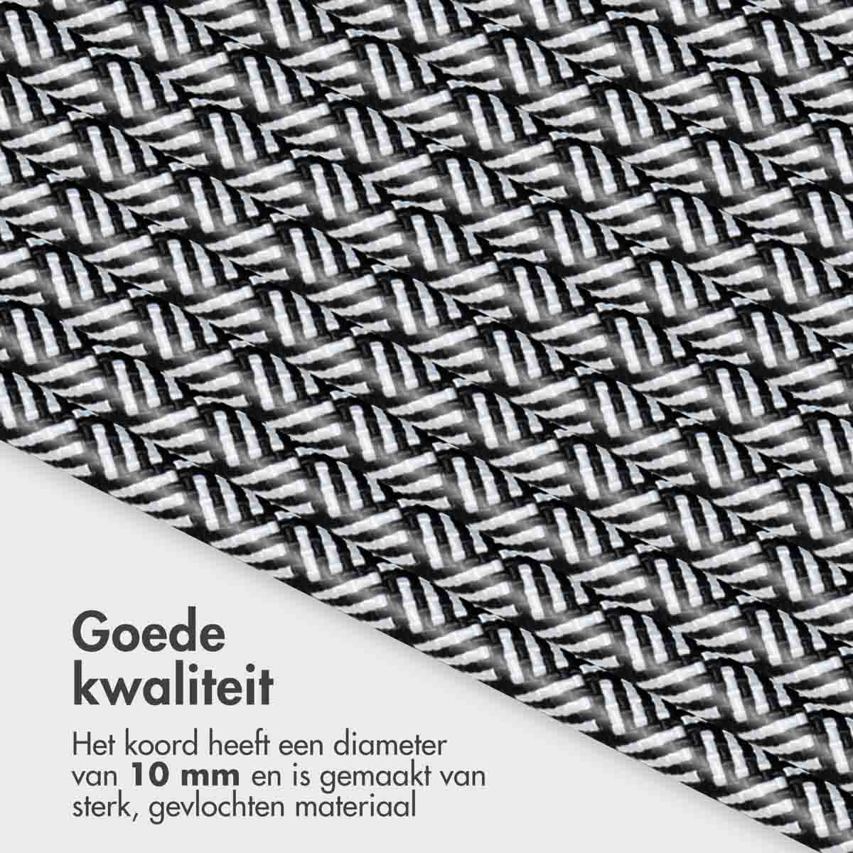 Close-up van een geweven zwart-witte telefoonriem. De riem is gemaakt van sterk materiaal.