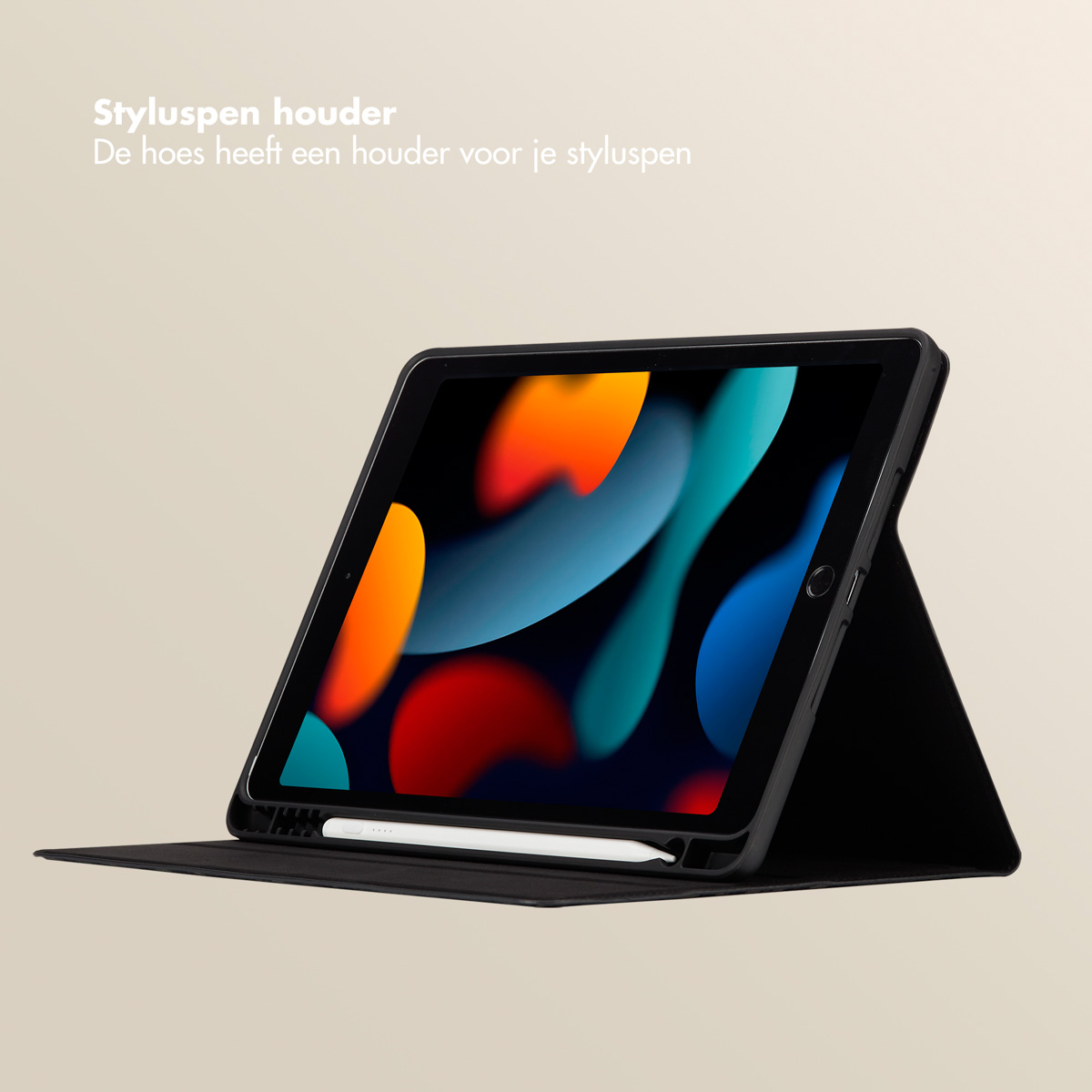 Black tablet in a black case. A white stylus is placed in the case. Text in Dutch.